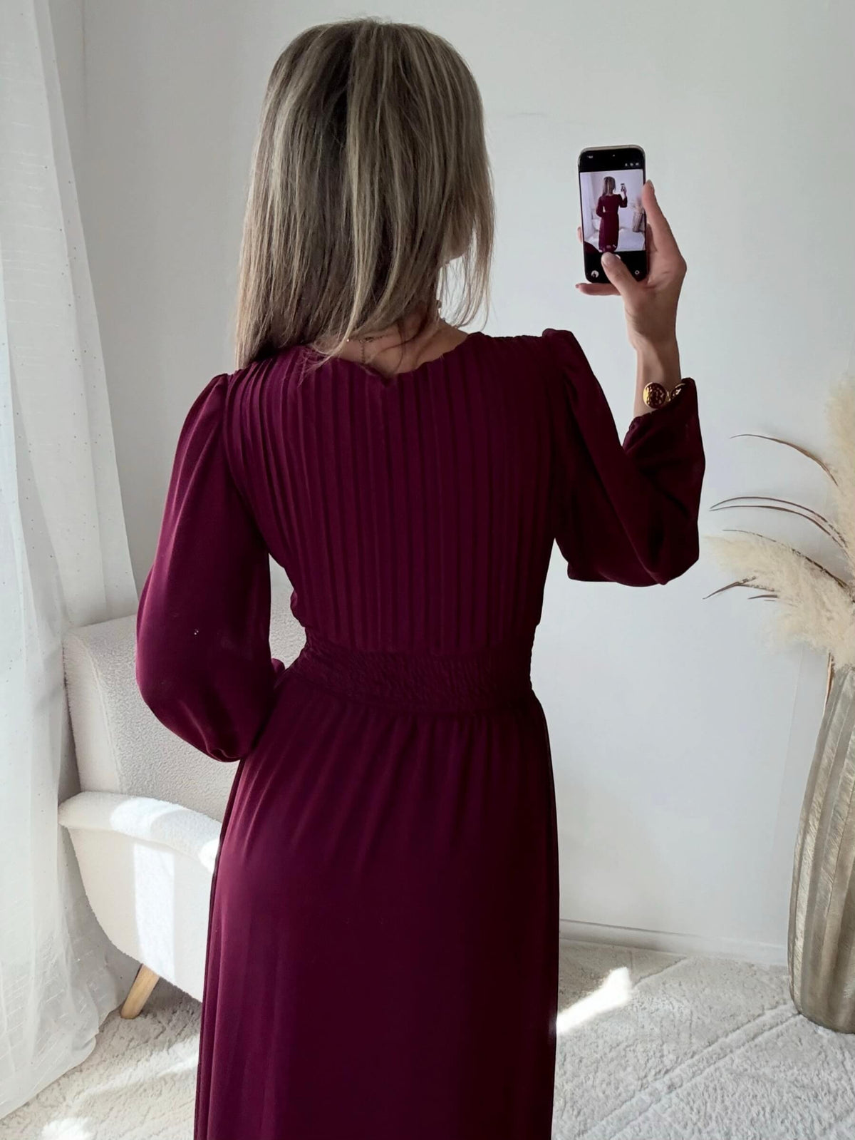Femme portant la robe longue bordeaux Zoé à manches longues, décolleté cache-cœur et taille froncée.