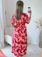 Robe Bianca longue imprimée rose fuchsia et rouge du S au 4XL avec manches fluides et coupe élégante.