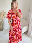 Robe Bianca longue imprimée rose fuchsia et rouge du S au 4XL avec manches fluides et coupe élégante.