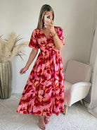 Robe Bianca longue imprimée rose fuchsia et rouge du S au 4XL avec manches fluides et coupe élégante.
