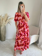 Robe Bianca longue imprimée rose fuchsia et rouge du S au 4XL avec manches fluides et coupe élégante.