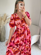 Robe Bianca longue imprimée rose fuchsia et rouge du S au 4XL avec manches fluides et coupe élégante.