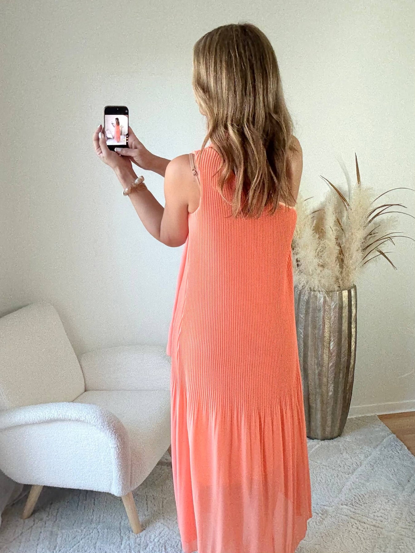 Robe Louisa corail robe longue plissée fluide. Robe élégante et féminine idéale cérémonie, été et événements.