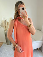 Robe Louisa corail robe longue plissée fluide. Robe élégante et féminine idéale cérémonie, été et événements.