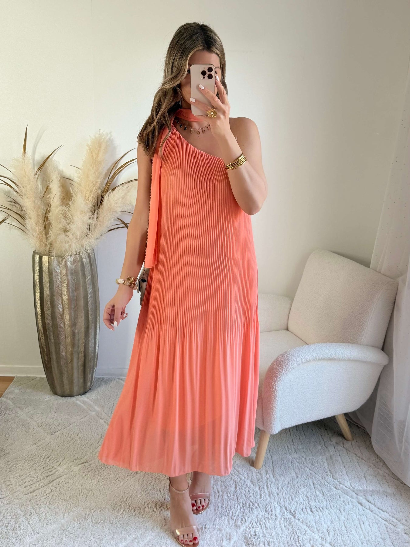 Robe Louisa corail robe longue plissée fluide. Robe élégante et féminine idéale cérémonie, été et événements.