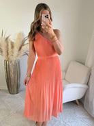 Robe Louisa corail robe longue plissée fluide. Robe élégante et féminine idéale cérémonie, été et événements.