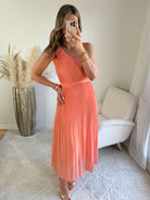 Robe Louisa corail robe longue plissée fluide. Robe élégante et féminine idéale cérémonie, été et événements.