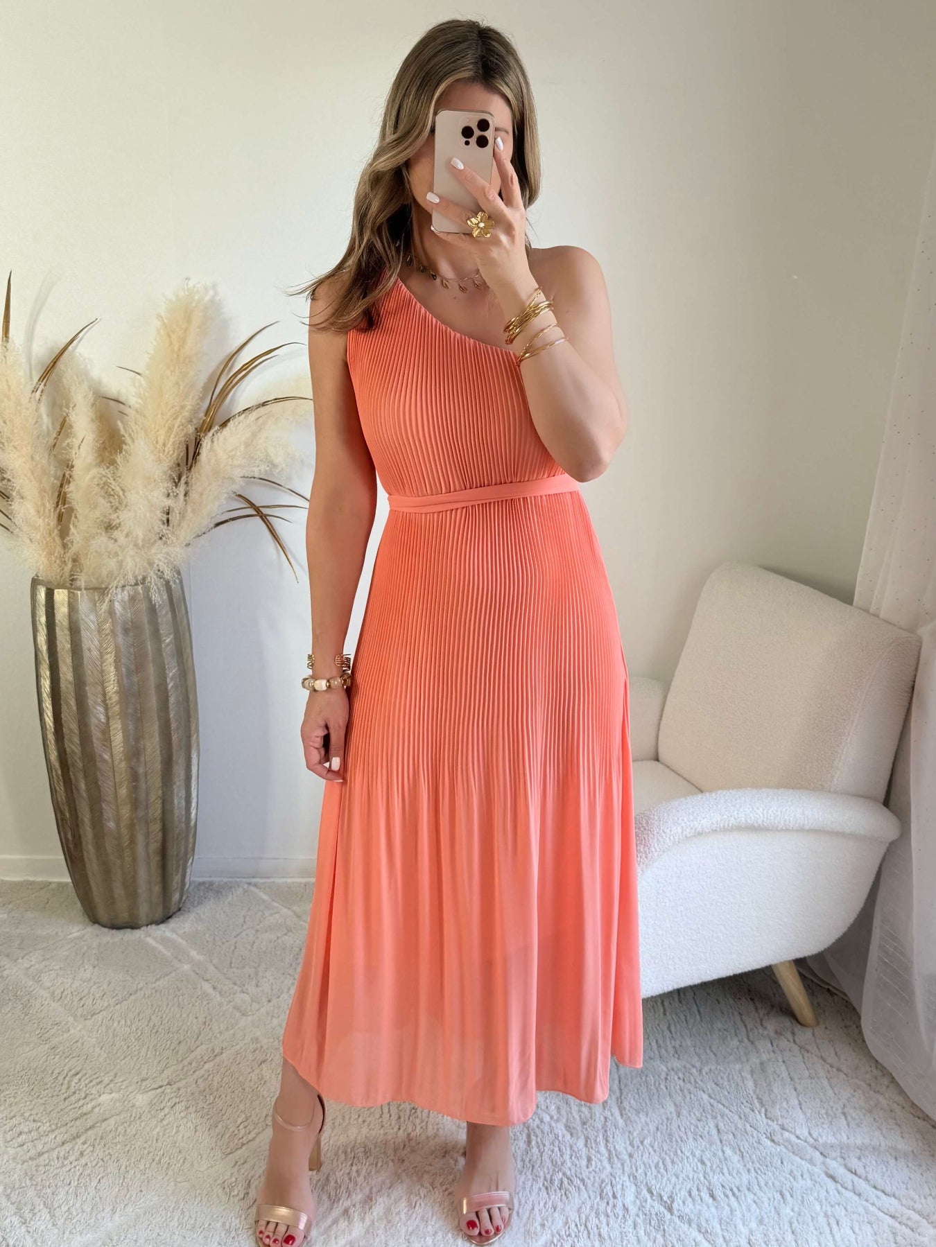 Robe Louisa corail robe longue plissée fluide. Robe élégante et féminine idéale cérémonie, été et événements.