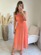 Robe Louisa corail robe longue plissée fluide. Robe élégante et féminine idéale cérémonie, été et événements.