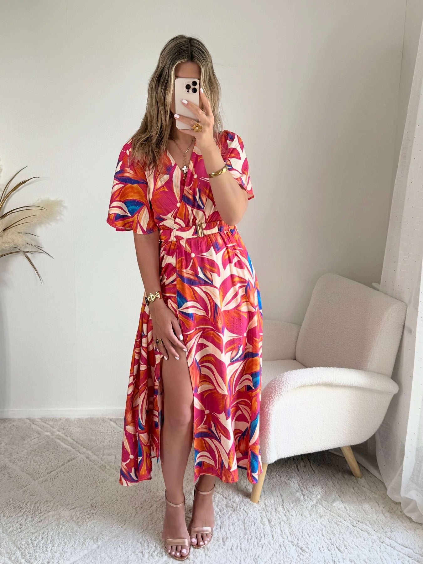 Robe longue imprimé tropical rose fuchsia, corail et bleu avec manches courtes et décolleté cache-cœur.