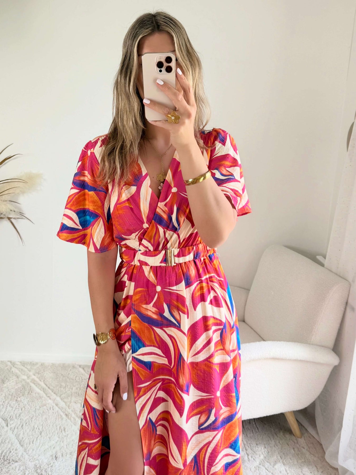 Robe longue imprimé tropical rose fuchsia, corail et bleu avec manches courtes et décolleté cache-cœur.