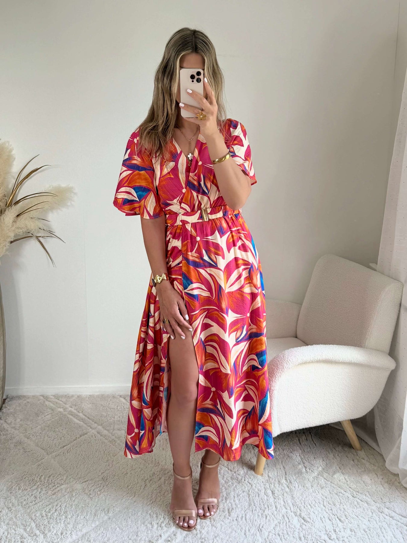Robe longue imprimé tropical rose fuchsia, corail et bleu avec manches courtes et décolleté cache-cœur.
