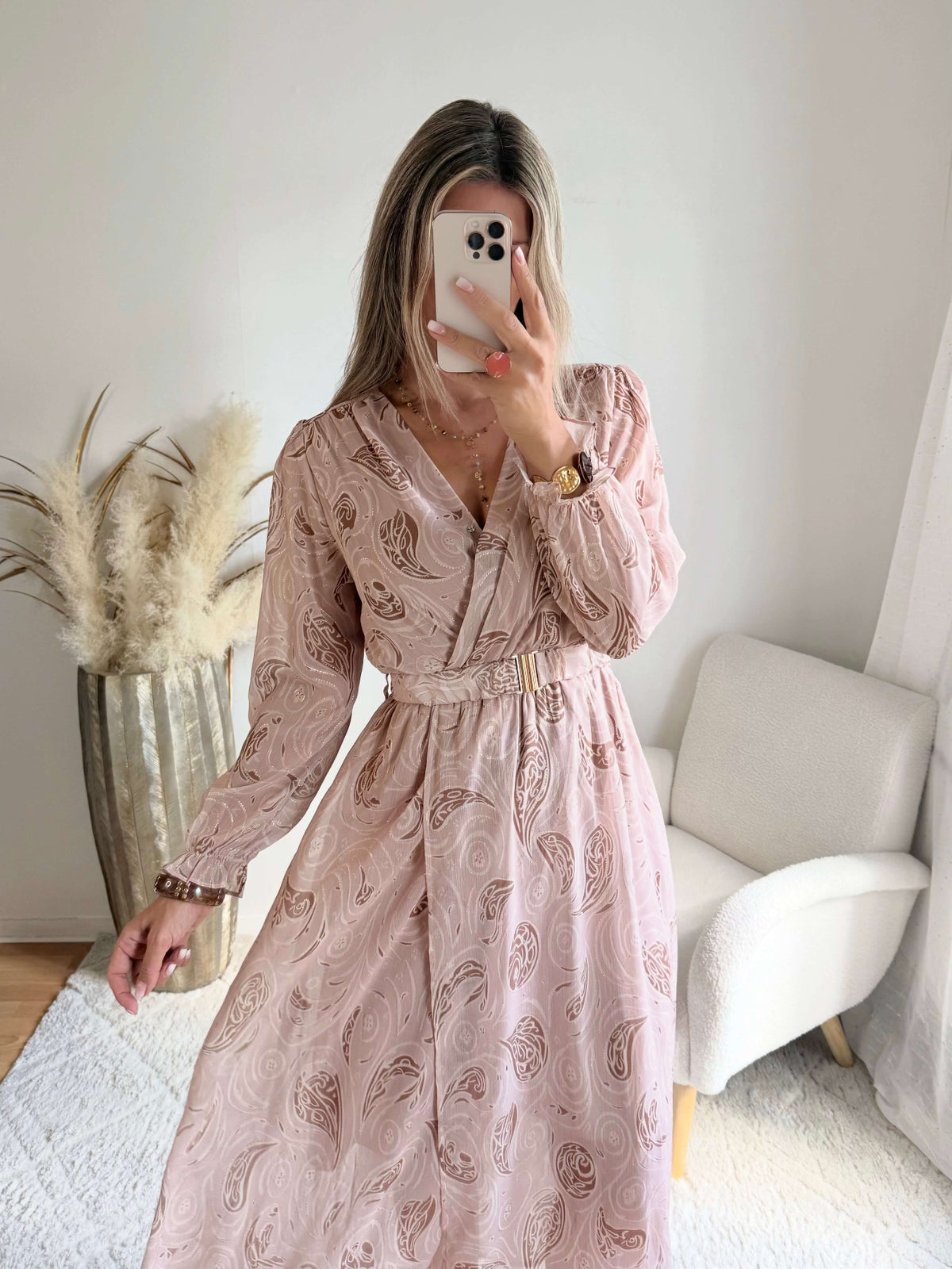 Femme portant une robe longue fendue beige et dorée