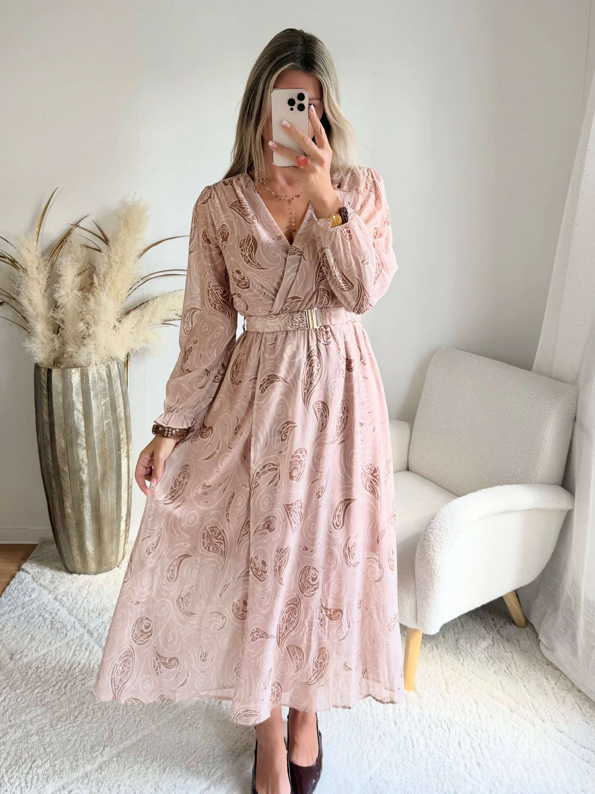 Femme portant une robe longue fendue beige et dorée