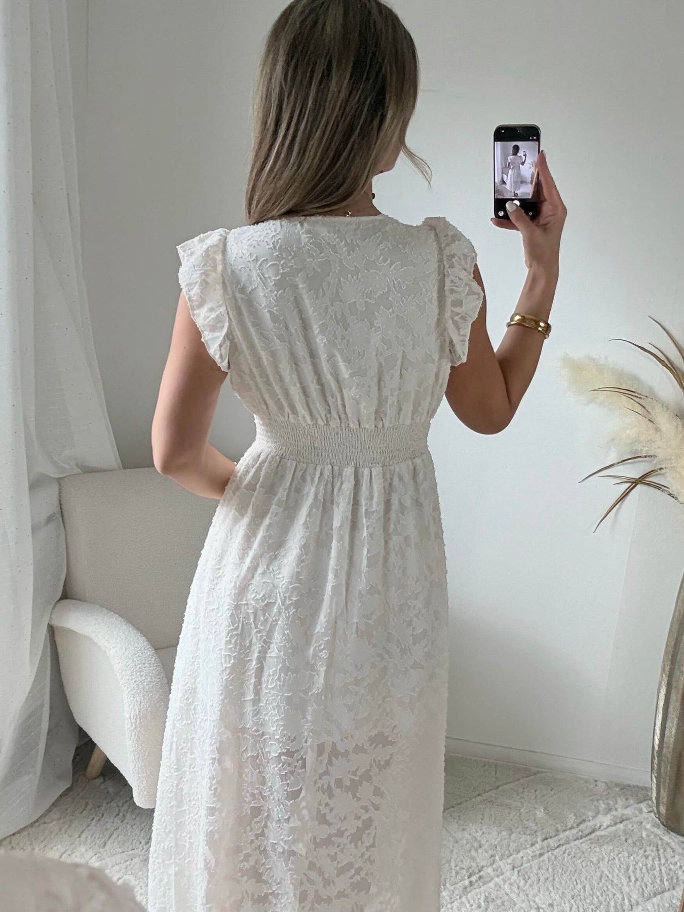 Robe longue blanche effet dentelle Perla avec manches volantées et décolleté cache-cœur, idéale pour cérémonie