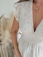 Robe longue blanche effet dentelle Perla avec manches volantées et décolleté cache-cœur, idéale pour cérémonie