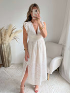 Robe longue blanche effet dentelle Perla avec manches volantées et décolleté cache-cœur, idéale pour cérémonie