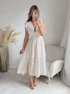 Robe longue blanche effet dentelle Perla avec manches volantées et décolleté cache-cœur, idéale pour cérémonie