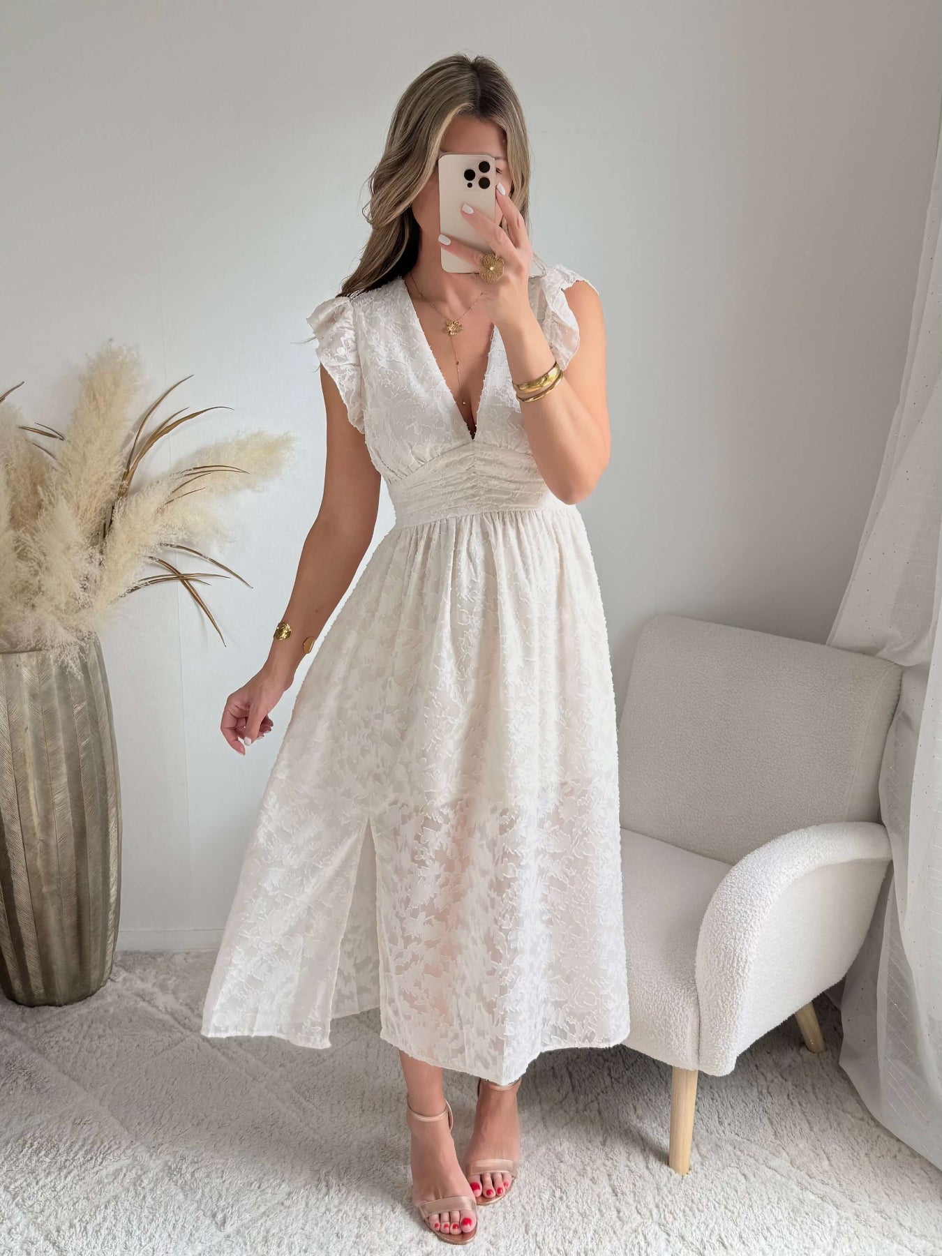 Robe longue blanche effet dentelle Perla avec manches volantées et décolleté cache-cœur, idéale pour cérémonie