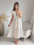 Robe longue blanche effet dentelle Perla avec manches volantées et décolleté cache-cœur, idéale pour cérémonie