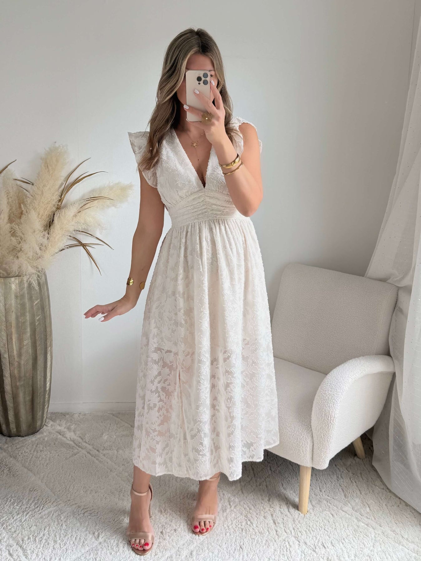Robe longue blanche effet dentelle Perla avec manches volantées et décolleté cache-cœur, idéale pour cérémonie