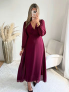 Robe longue fendue Lyana bordeaux, décolleté cache-cœur et manches longues.