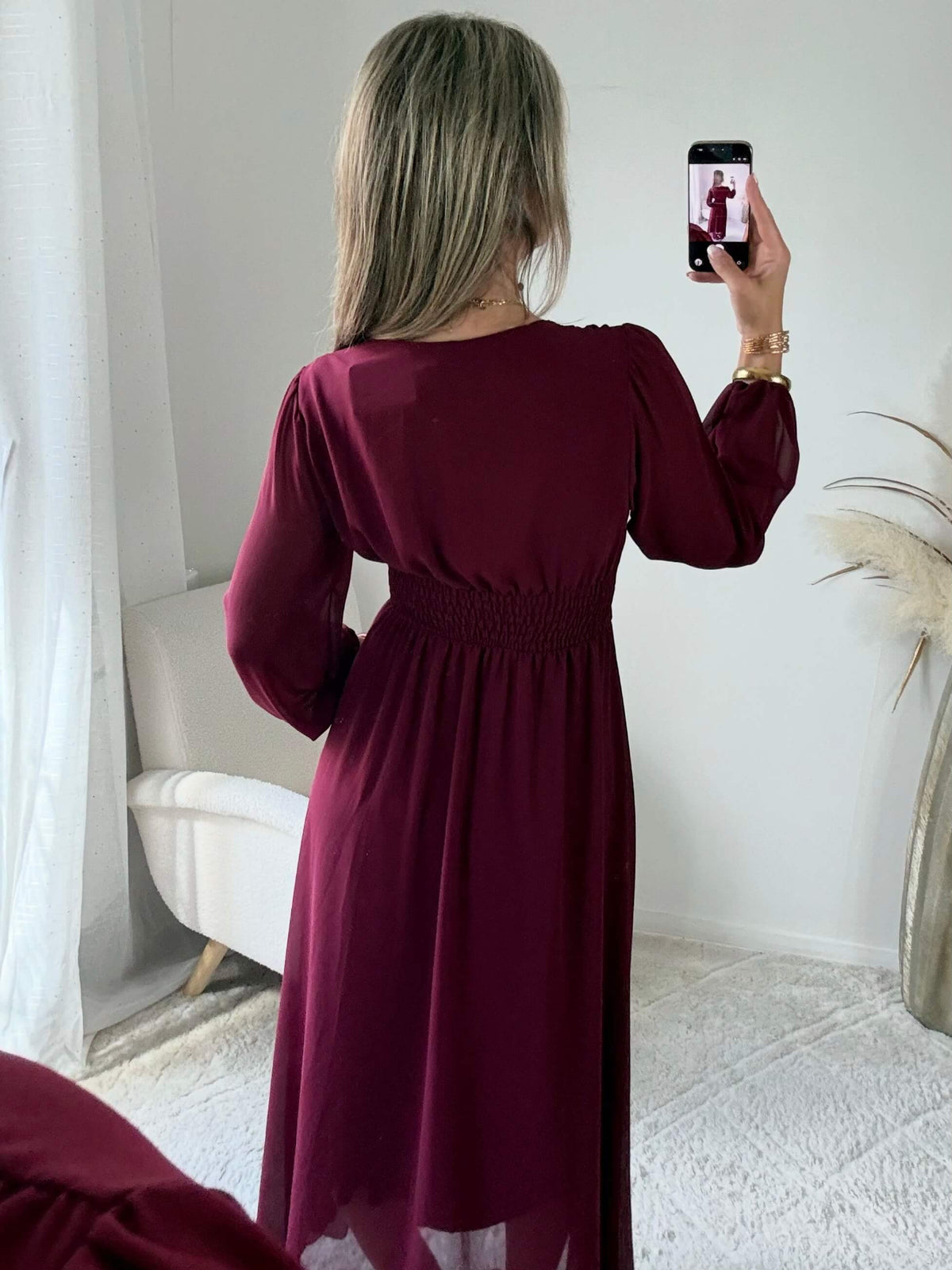 Robe longue fendue Lyana bordeaux, décolleté cache-cœur et manches longues.