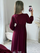 Robe longue fendue Lyana bordeaux, décolleté cache-cœur et manches longues.