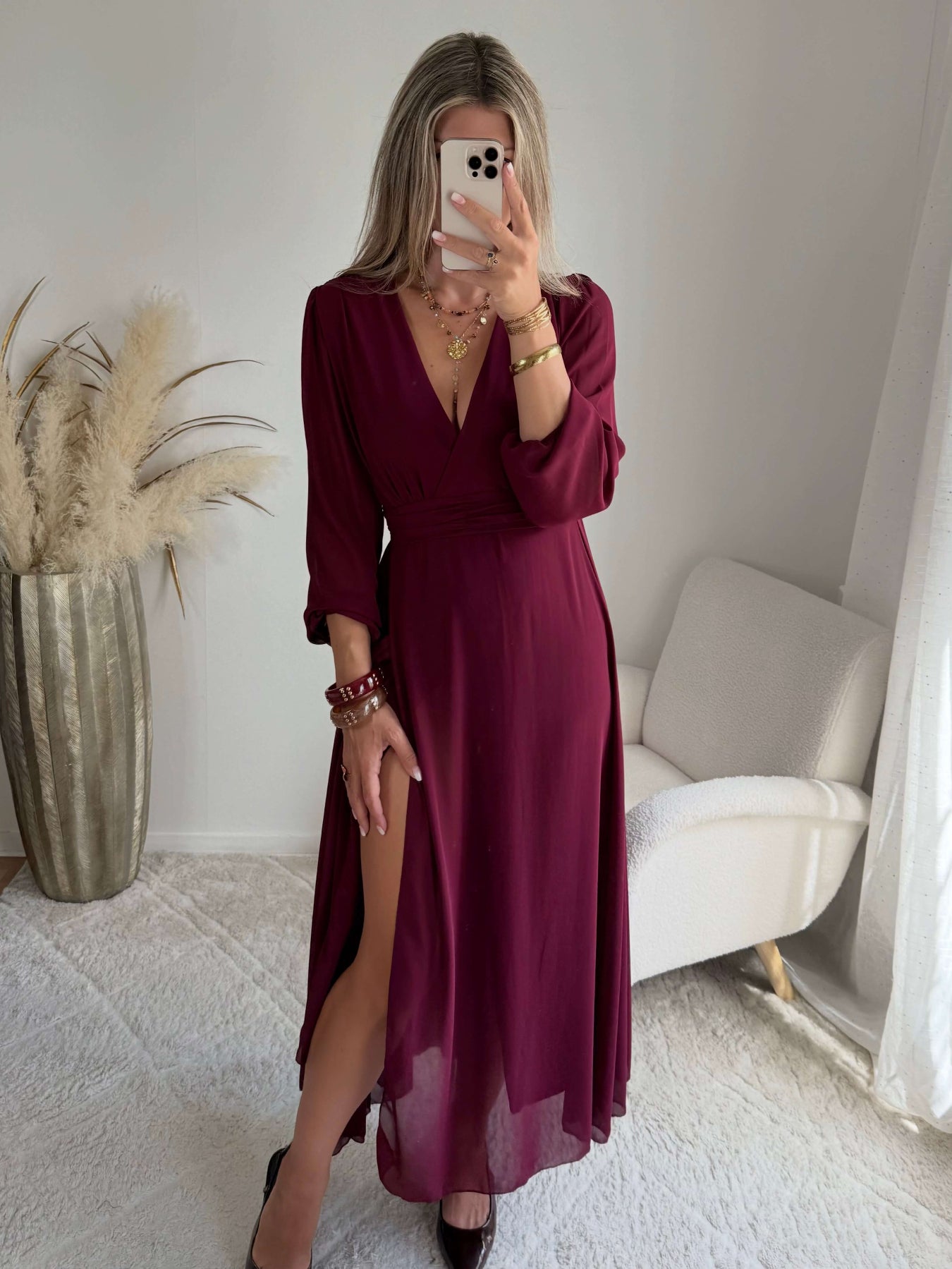 Robe longue fendue Lyana bordeaux, décolleté cache-cœur et manches longues.