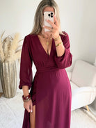 Robe longue fendue Lyana bordeaux, décolleté cache-cœur et manches longues.