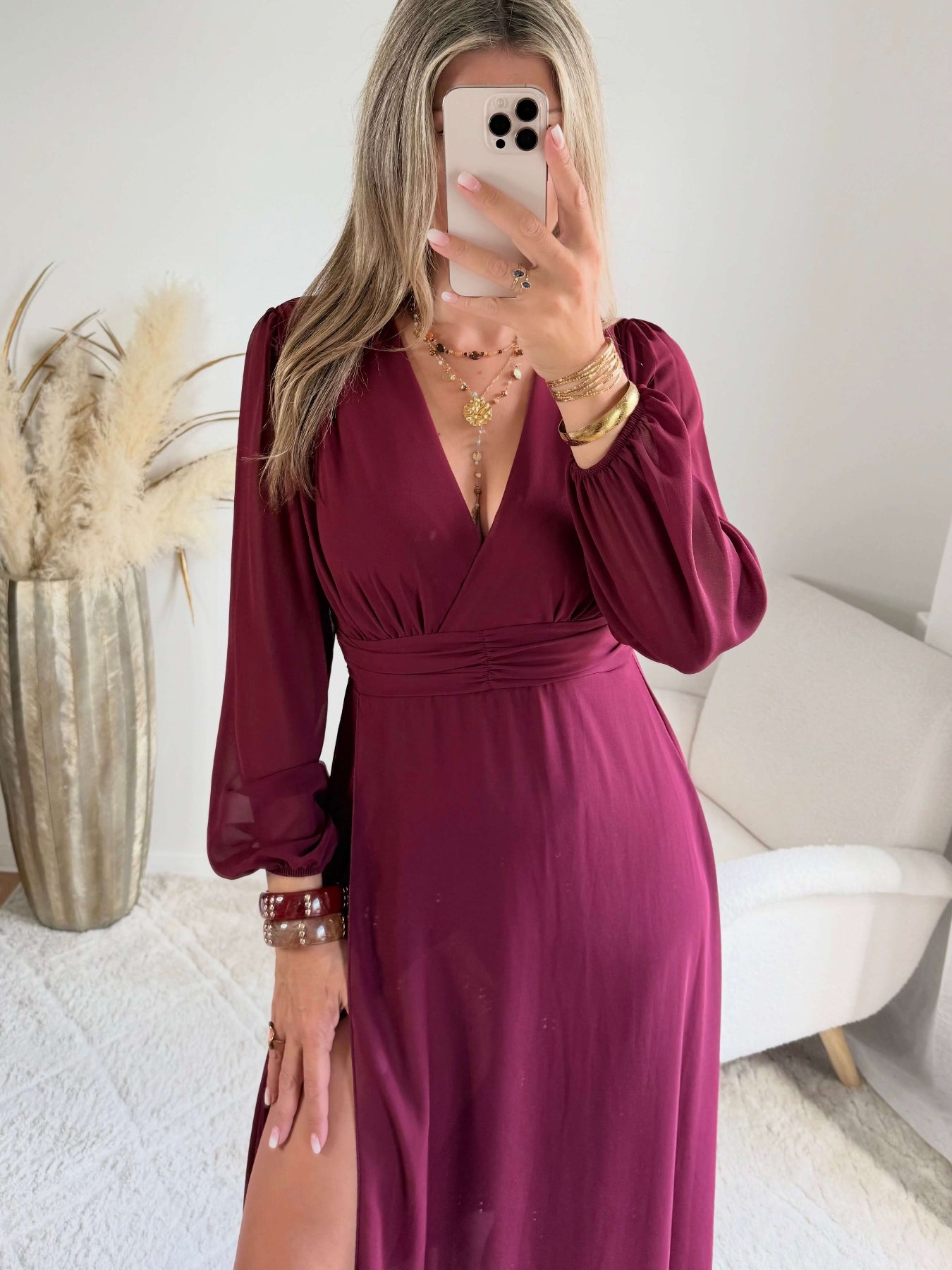 Robe longue fendue Lyana bordeaux, décolleté cache-cœur et manches longues.