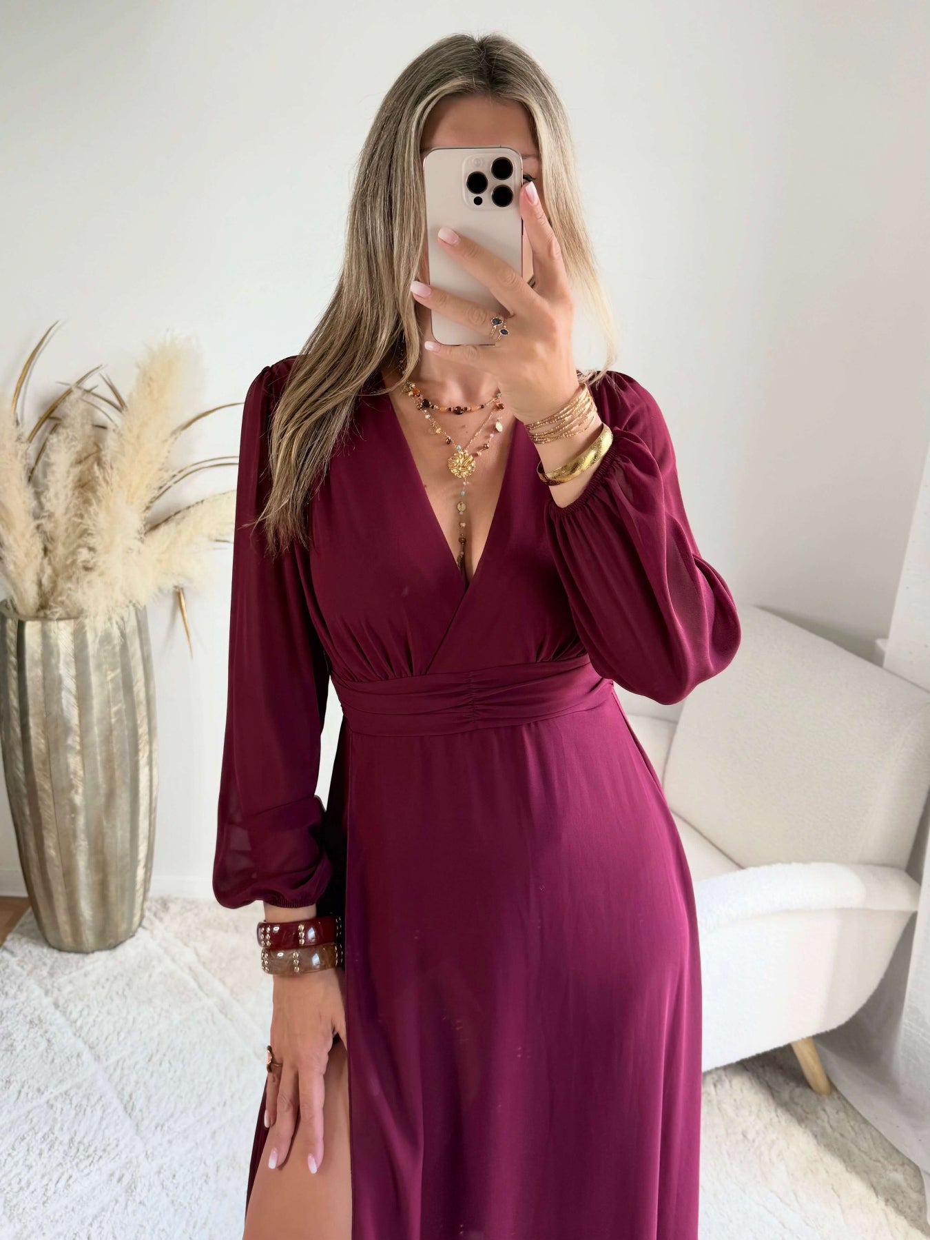 Robe longue fendue Lyana bordeaux, décolleté cache-cœur et manches longues.