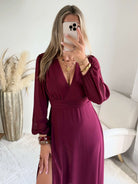 Robe longue fendue Lyana bordeaux, décolleté cache-cœur et manches longues.