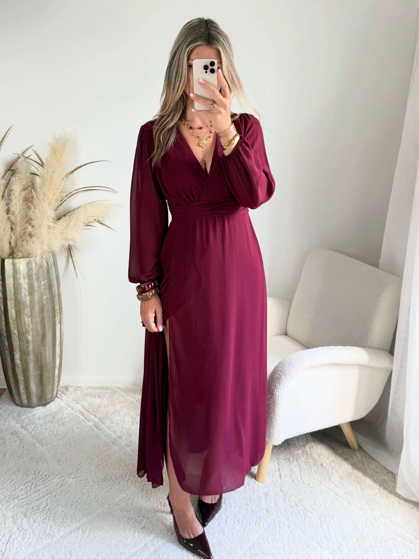 Robe longue fendue Lyana bordeaux, décolleté cache-cœur et manches longues.