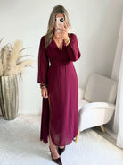 Robe longue fendue Lyana bordeaux, décolleté cache-cœur et manches longues.