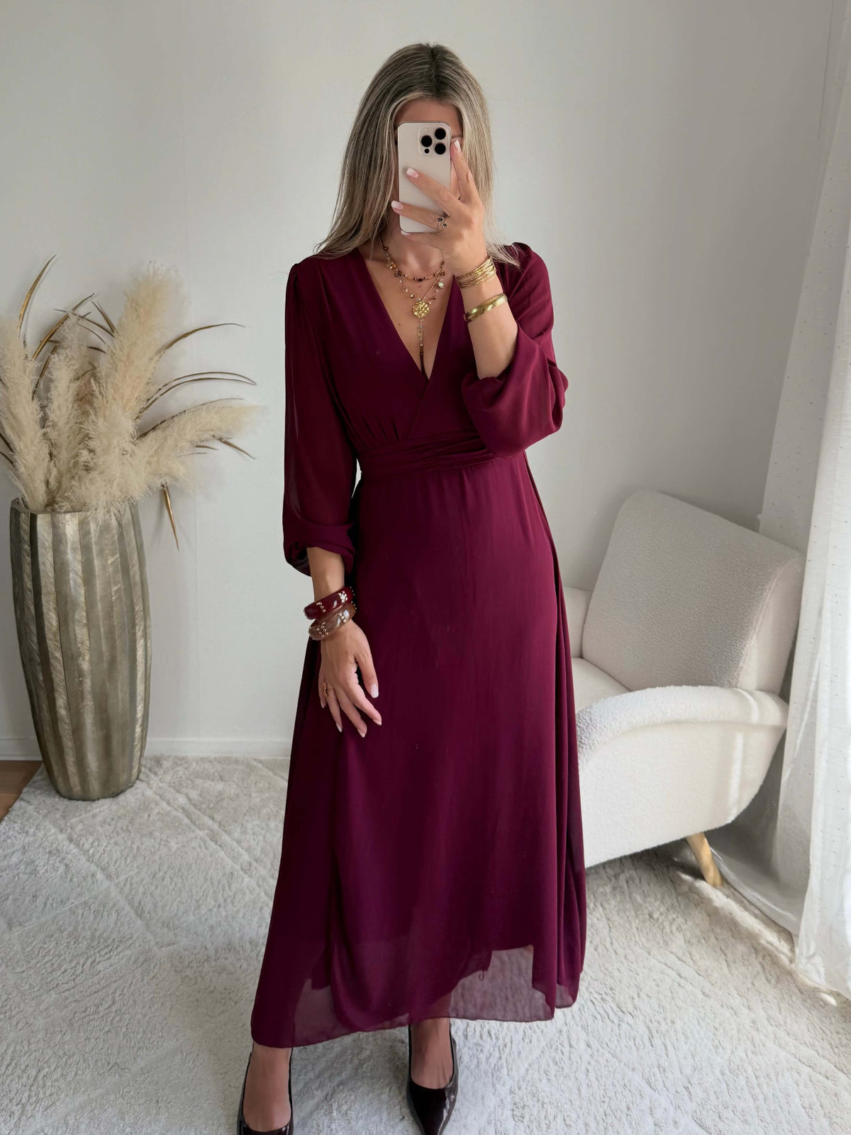 Robe longue fendue Lyana bordeaux, décolleté cache-cœur et manches longues.