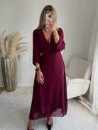 Robe longue fendue Lyana bordeaux, décolleté cache-cœur et manches longues.