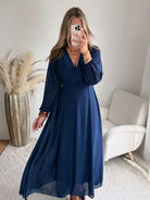 Robe longue fendue Lyana marine décolleté cache-cœur et manches longues.