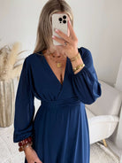 Robe longue fendue Lyana marine décolleté cache-cœur et manches longues.