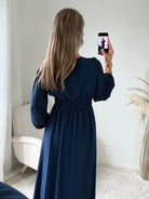 Robe longue fendue Lyana marine décolleté cache-cœur et manches longues.