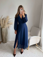 Robe longue fendue Lyana marine décolleté cache-cœur et manches longues.
