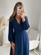 Robe longue fendue Lyana marine décolleté cache-cœur et manches longues.