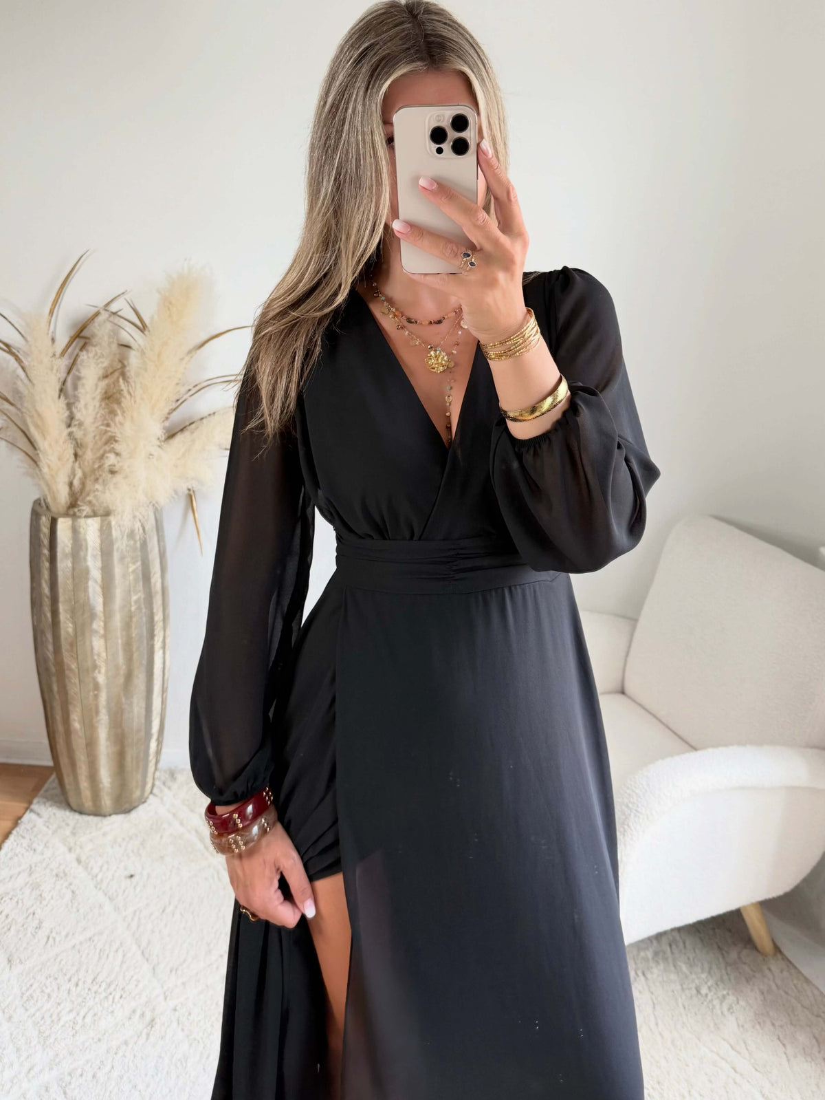 Robe longue fendue Lyana noire, décolleté cache-cœur et manches longues.