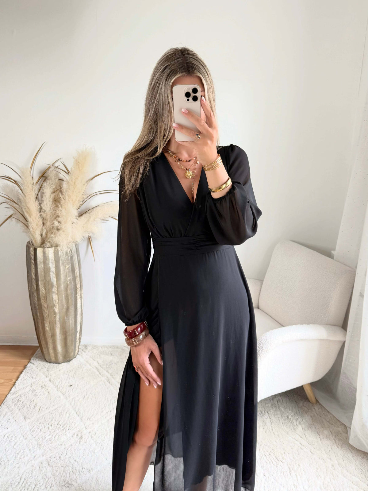 Robe longue fendue Lyana noire, décolleté cache-cœur et manches longues.