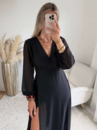 Robe longue fendue Lyana noire, décolleté cache-cœur et manches longues.