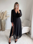 Robe longue fendue Lyana noire, décolleté cache-cœur et manches longues.