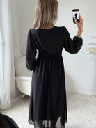 Robe longue fendue Lyana noire, décolleté cache-cœur et manches longues.