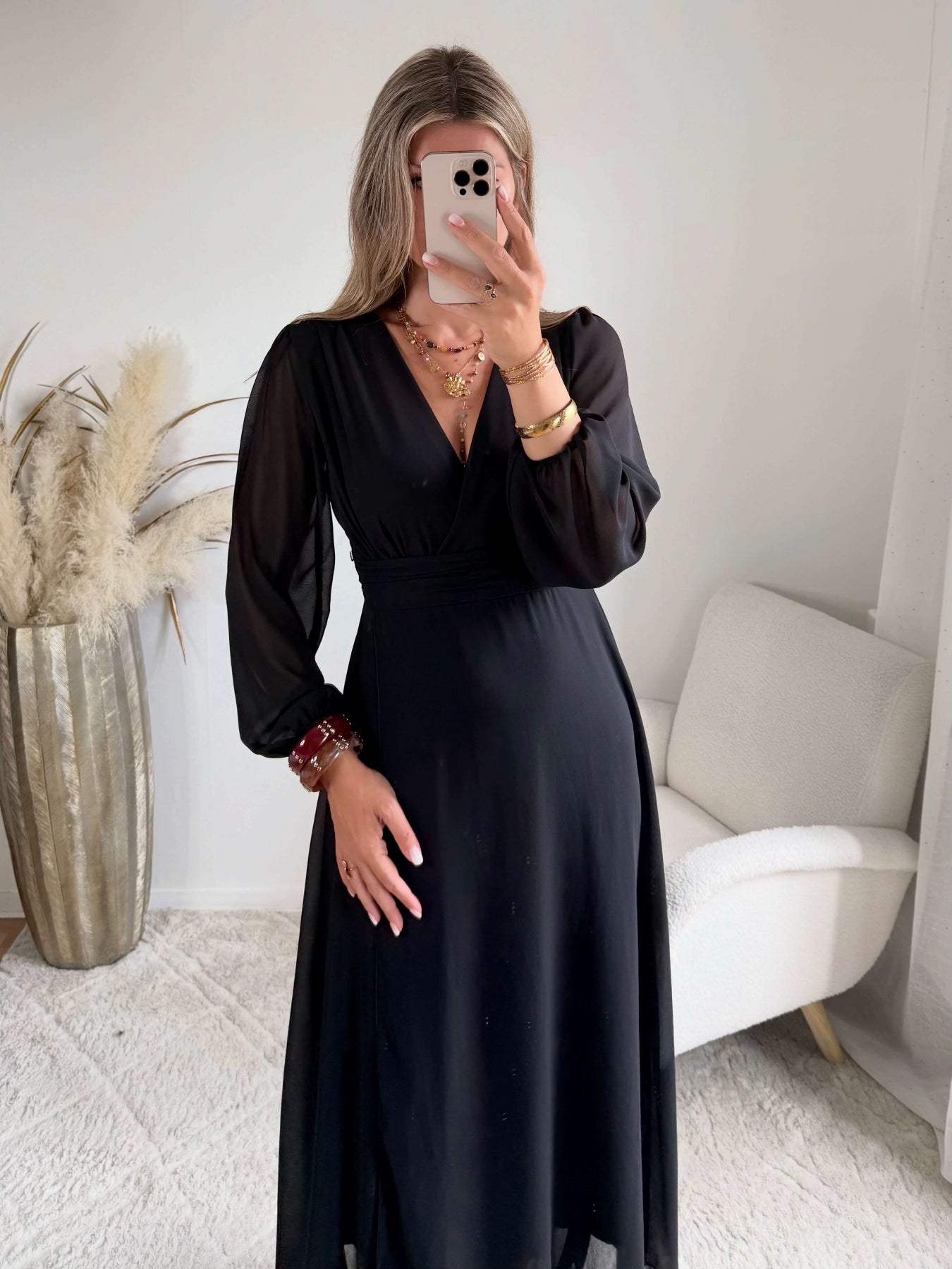 Robe longue fendue Lyana noire, décolleté cache-cœur et manches longues.