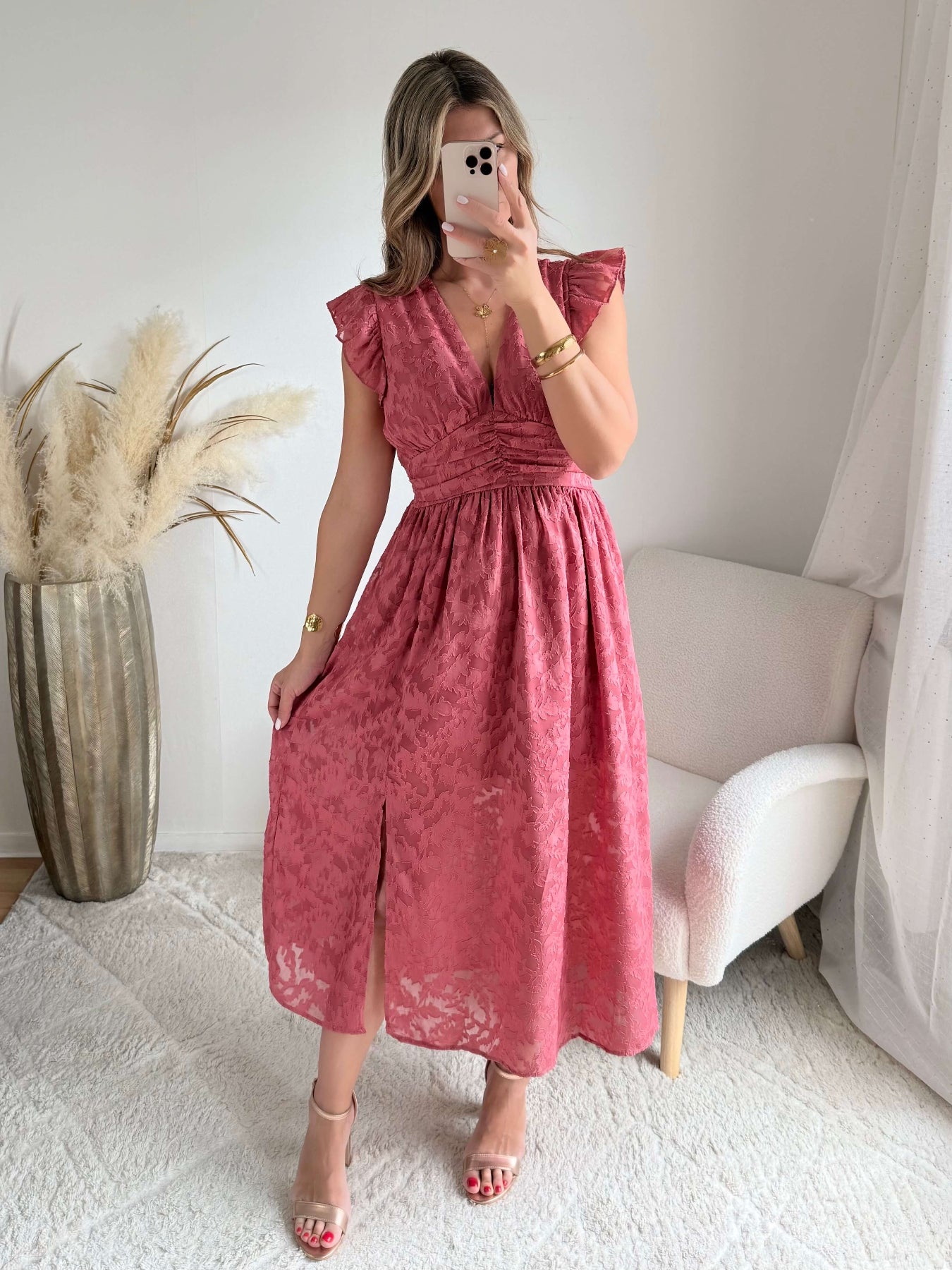Robe longue rose effet dentelle Perla avec manches volantées et décolleté cache-cœur, idéale pour cérémonie