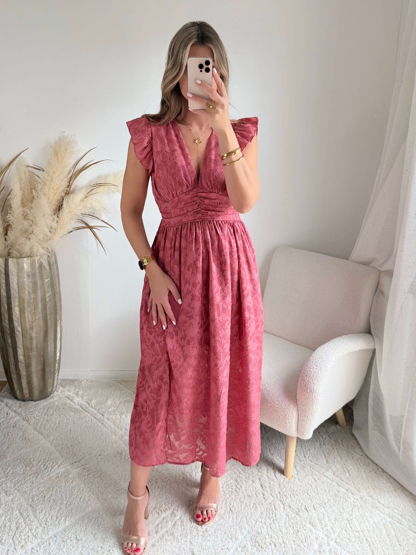 Robe longue rose effet dentelle Perla avec manches volantées et décolleté cache-cœur, idéale pour cérémonie